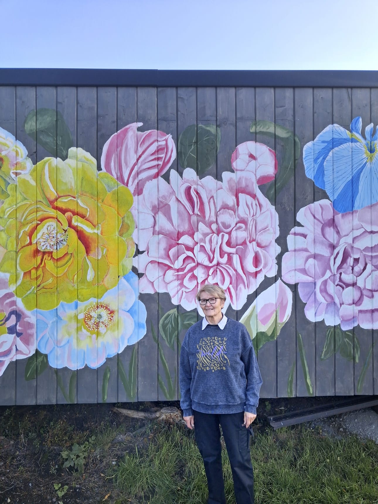 Alisa Mustakorpi uskaltaa kokeilla. Tämä muraali syntyi käytännössä itse oppien ja kokeillen.