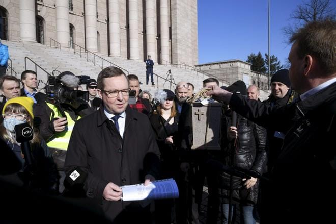 Turpeesta tehtyä uurnaa esiteltiin elinkeinoministeri Mika Lintilälle eduskuntatalon edustalla. – Onkin tärkeää jalostaa turpeesta tuotteita. Tutkimus- ja kehittämistoiminta on oleellista sen edistämiseksi, ministeri totesi. Kuva: Markku Ulander/Lehtikuva