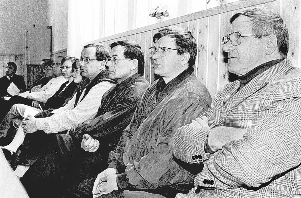 Raimo Hosionaho oli Alajärven suviseurojen päätoimikunnan puheenjohtaja, Reijo Lehtola ja Jorma Lamminmäki johtivat rakennustöitä alueella. Arkistokuva.