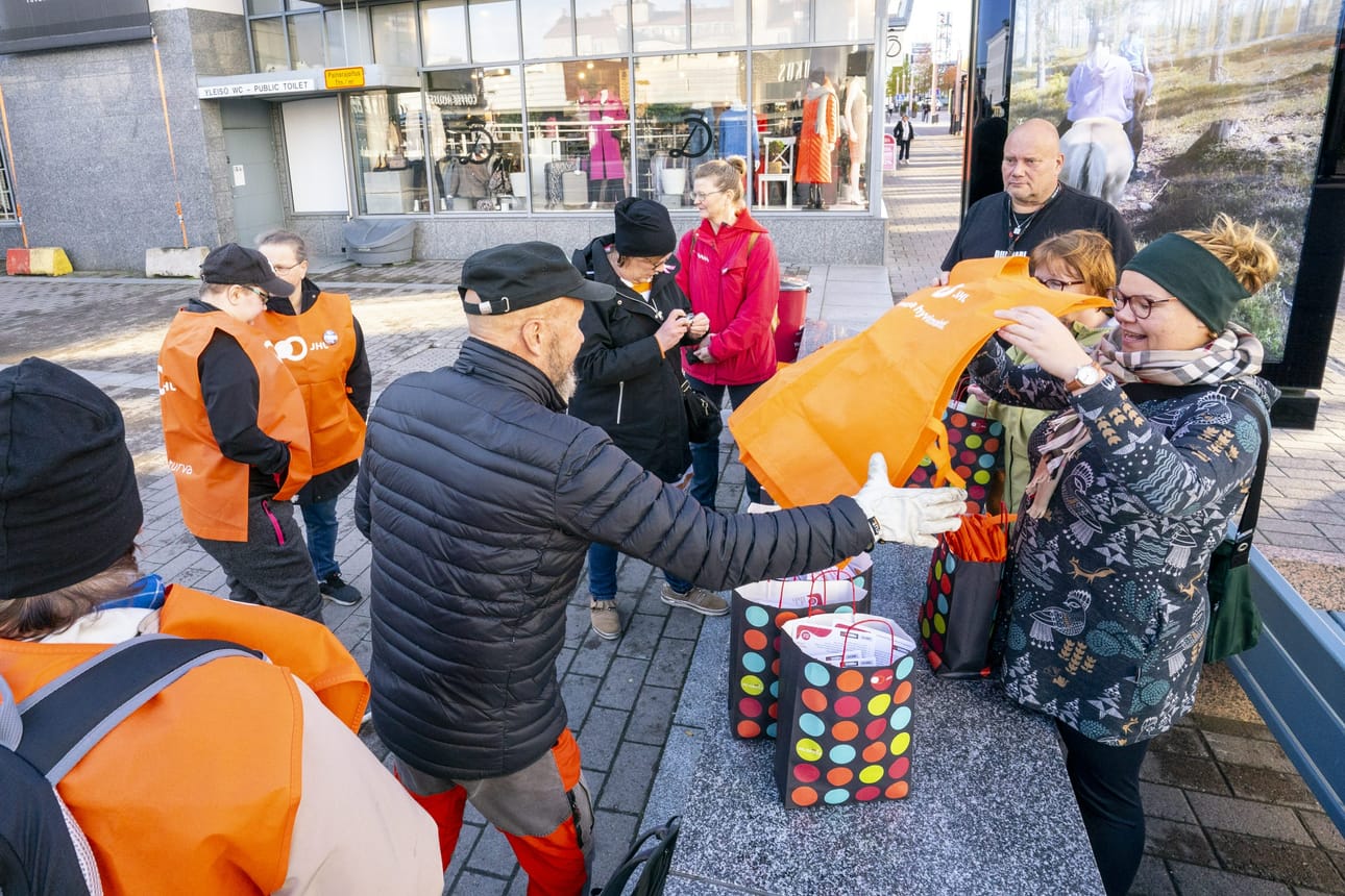 Työntekijäliitot ovat kertoneet esimerkiksi mielenilmauksista ja rajoitetun mittaisista ulosmarsseista. JHL:n aktiivijäsenet valmistautuivat tiistaina jakamaan ohikulkijoille tietoa ja puuroa Rovaniemellä. LEHTIKUVA / Kaisa Siren