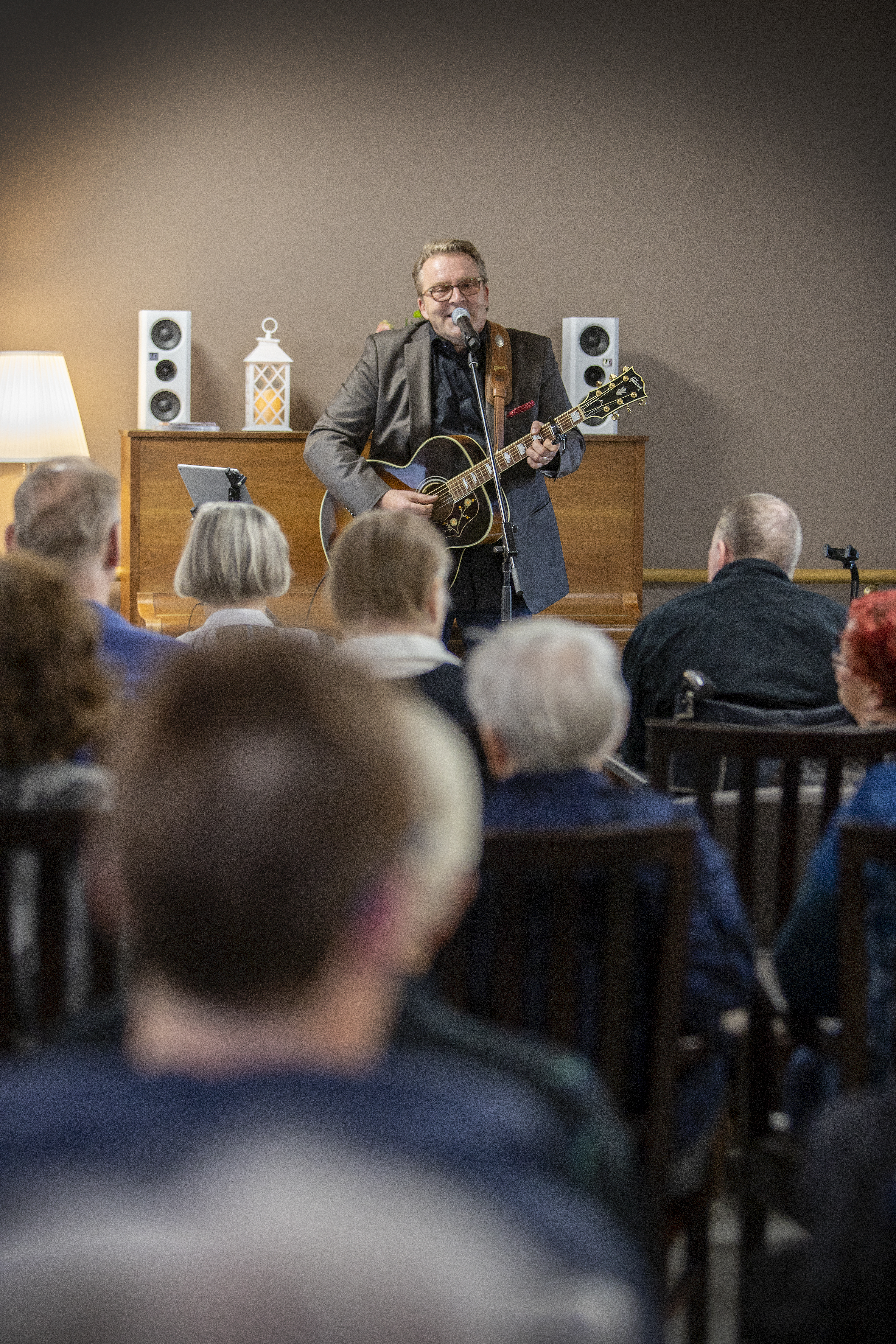 Joel Hallikaisen esiintyminen Raahen Anttendo Ankkurissa oli odotettu. Yleisössä ollut Inkeri Uusitalo kertoi, että keikka piristi mieltä.