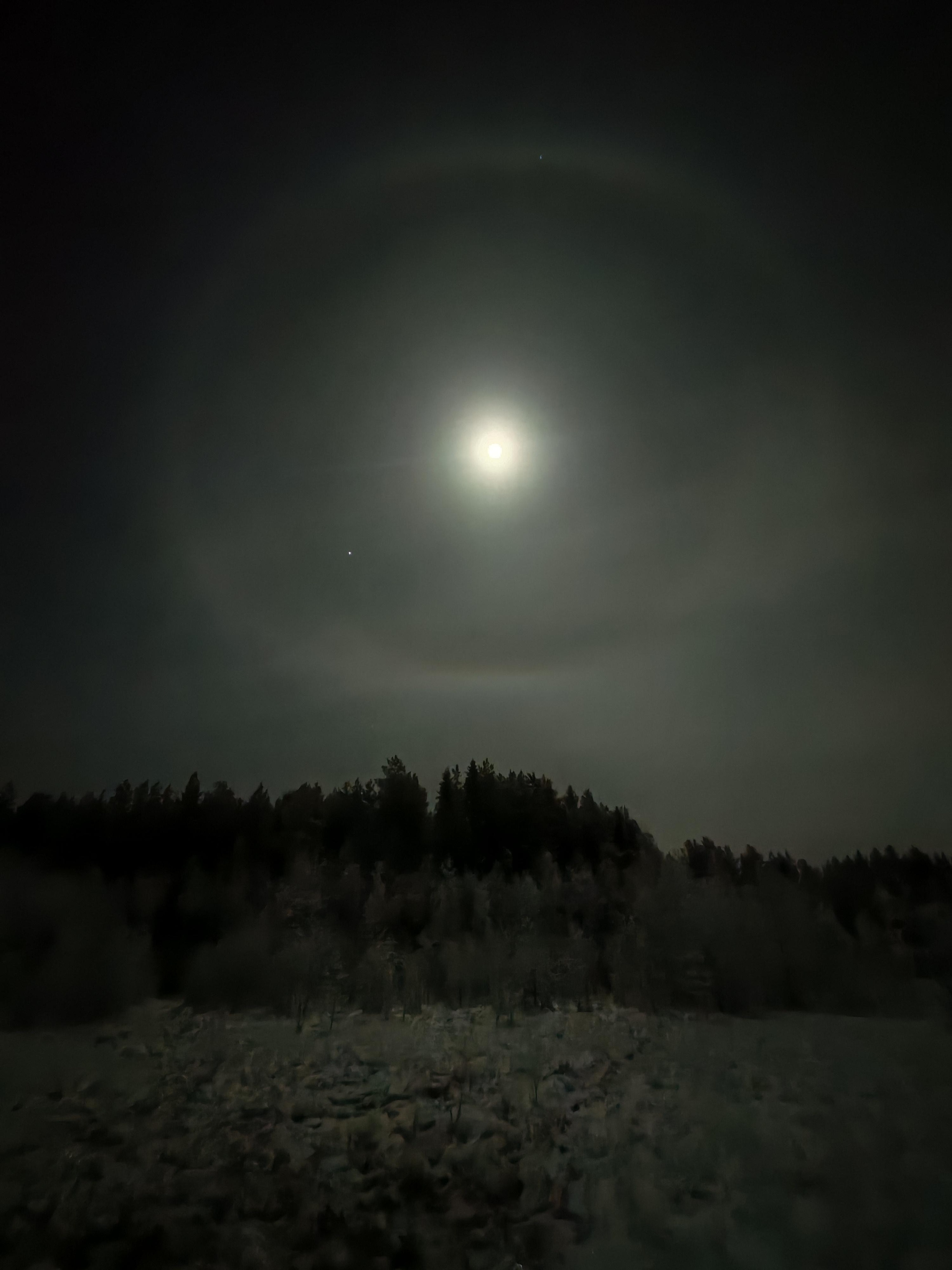 Kuun halo Huutilammen yllä 2. tammikuuta kello 22.