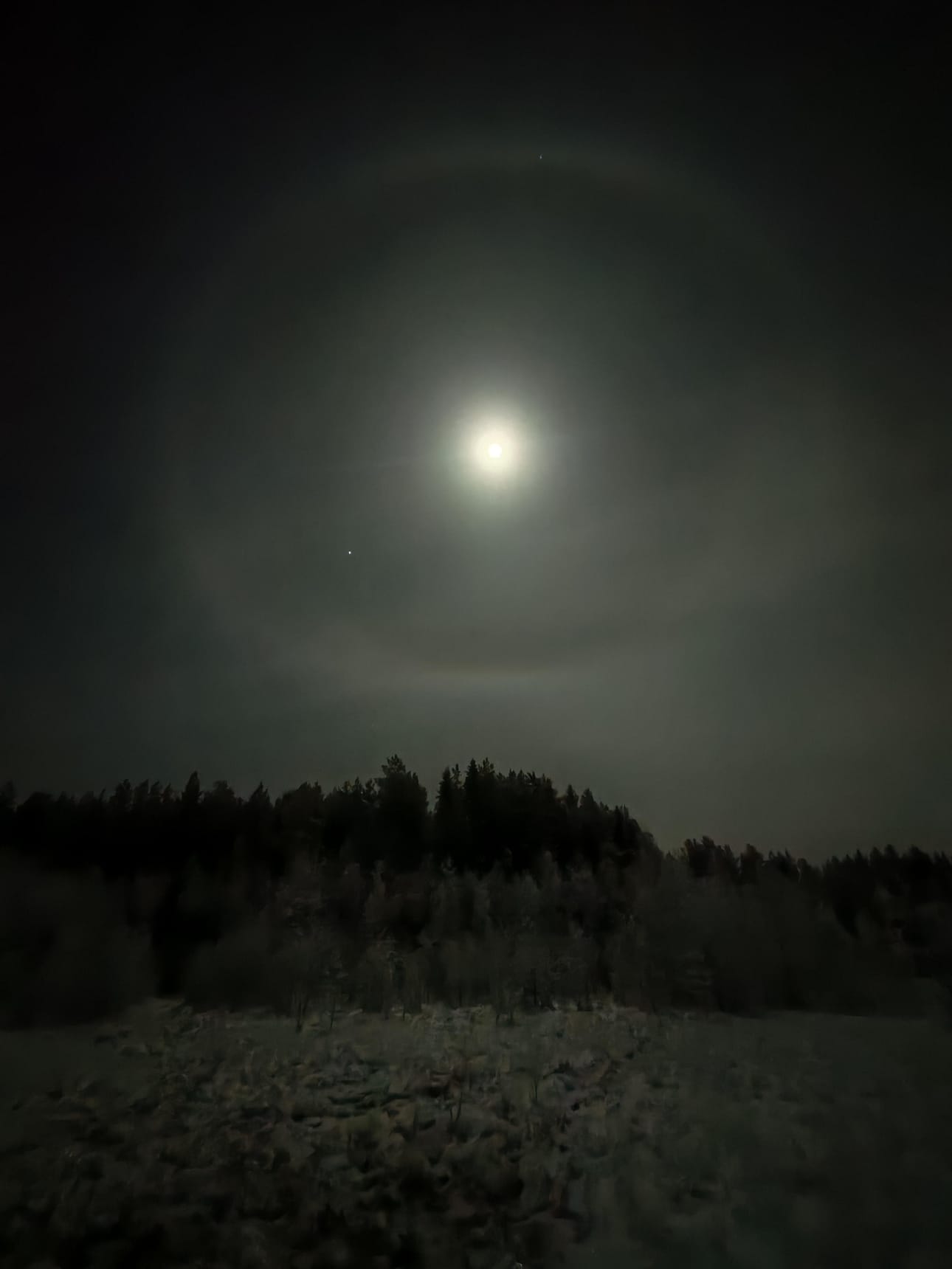 Kuun halo Huutilammen yllä 2. tammikuuta kello 22.