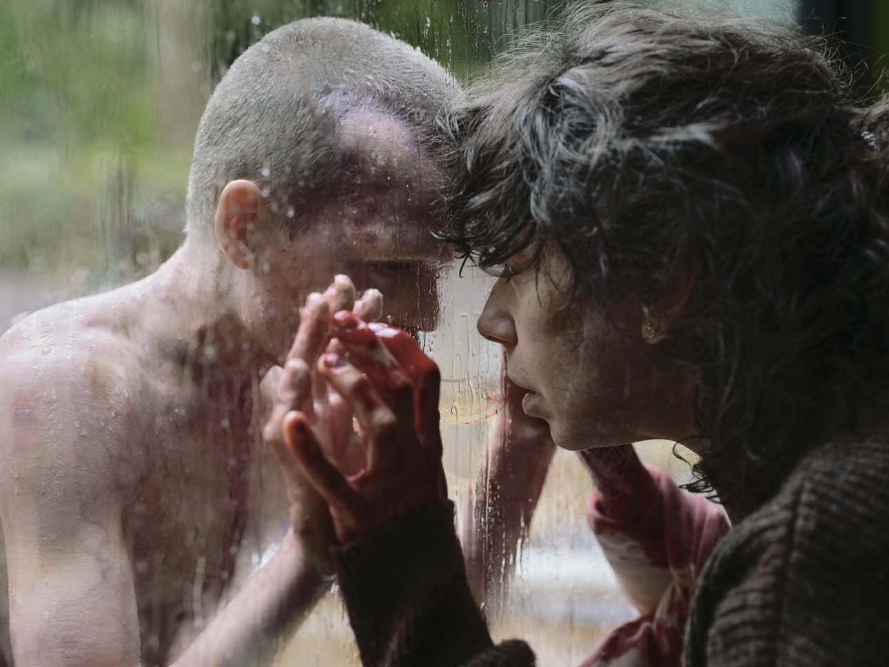 Jotain on vialla tässä talossa. Kuvassa Jonah Wren Phillips ja Sally Hawkins.