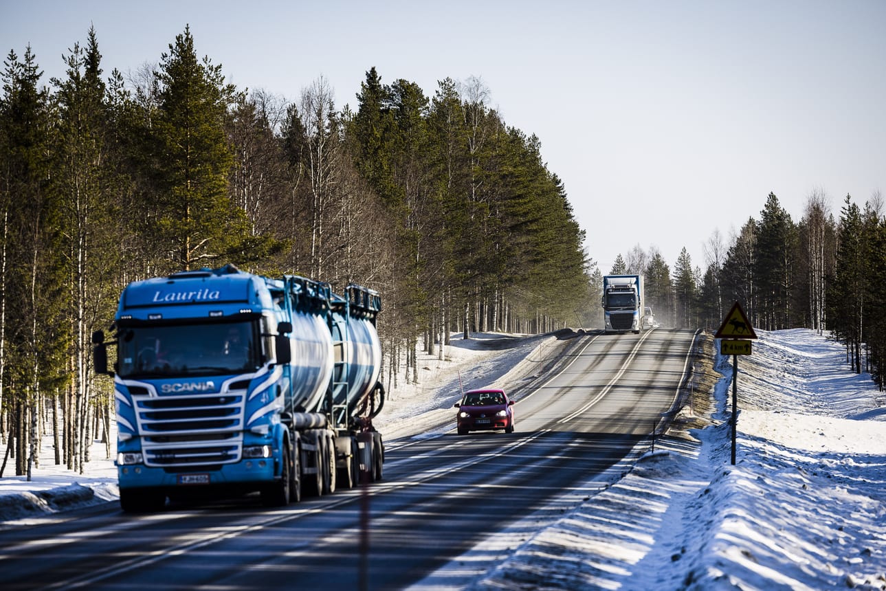 Tulevaisuudessa Suomen teillä voi kulkea rekkaletkoja, joiden liikkeestä vastaa yksi kuljettaja. Arkistokuva.