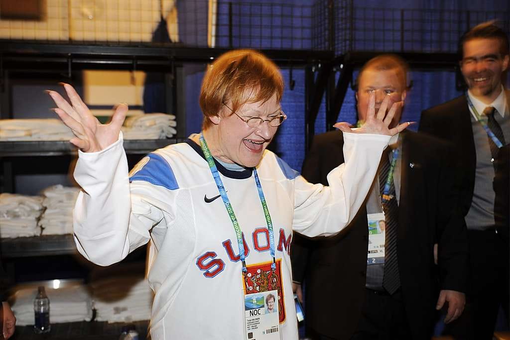 Tarja Halonen juhli suomalaisnaisten jääkiekkopronssia Vancouverissa.