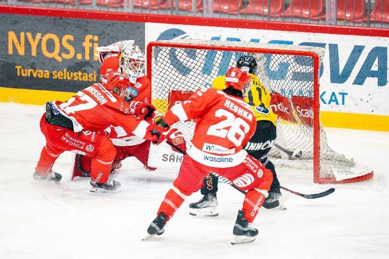 Puolustaja Shaun Heshka on sivussa, kun Sport kohtaa lauantaina Pelicansin Lahdessa. Arkistokuva.