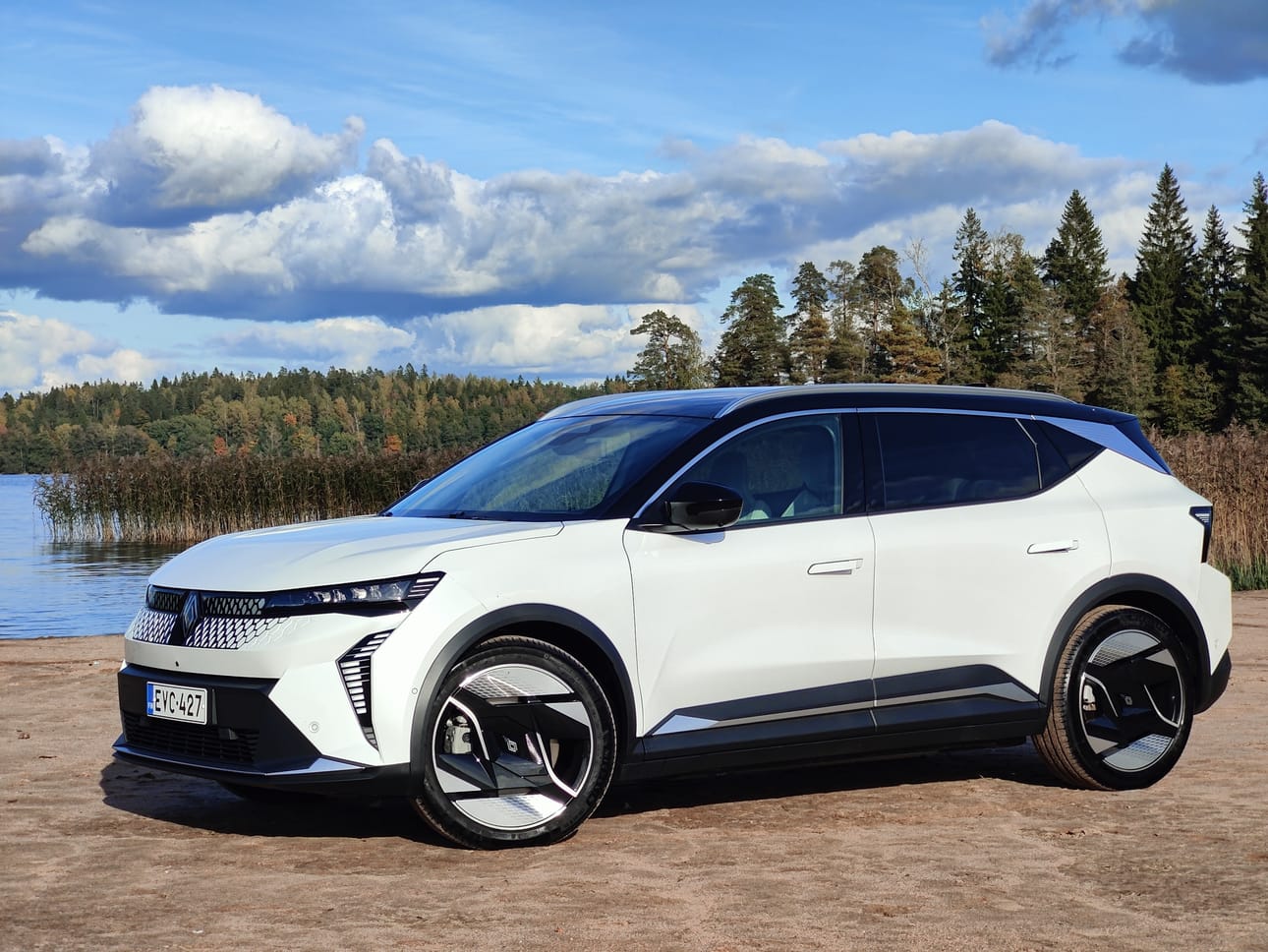 Renault Scenic E-Tech electric on yhdistelmä monen korimallin parhaita ominaisuuksia. Auto sopii siten monenlaisiin käyttötarpeisiin. Kuva: Kari Pitkänen