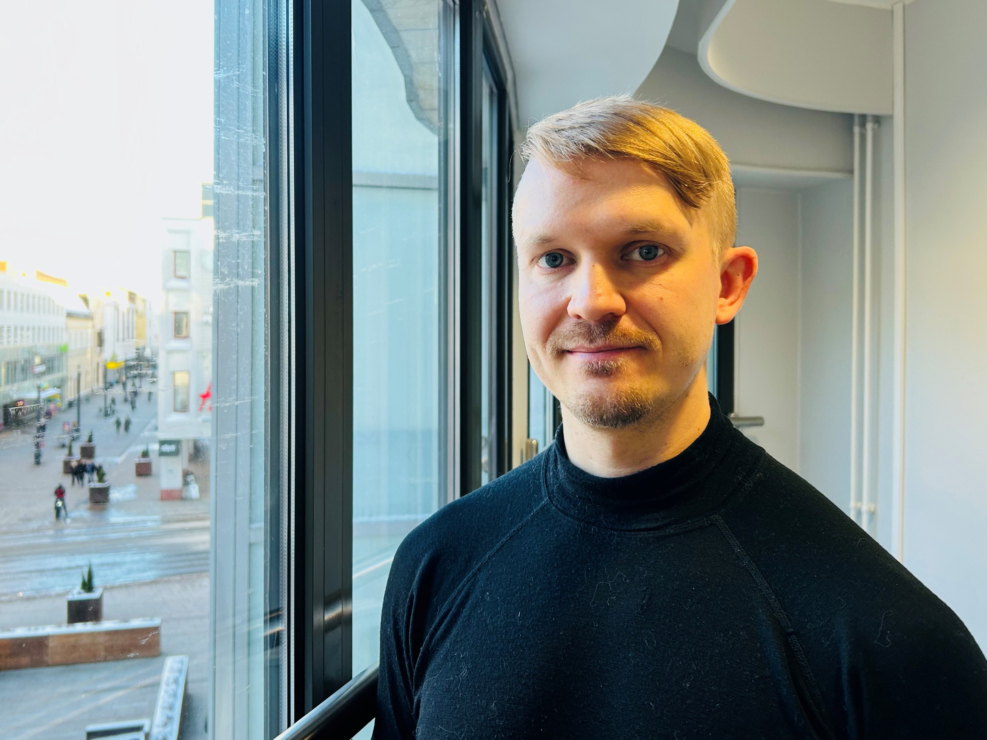 Plastiikkakirurgi Risto Varonen on nähnyt kauneuskirurgian arkipäiväistymisen Oulussakin: "Asiakkaita käy laidasta laitaan, myös miehiä enenevissä määrin"