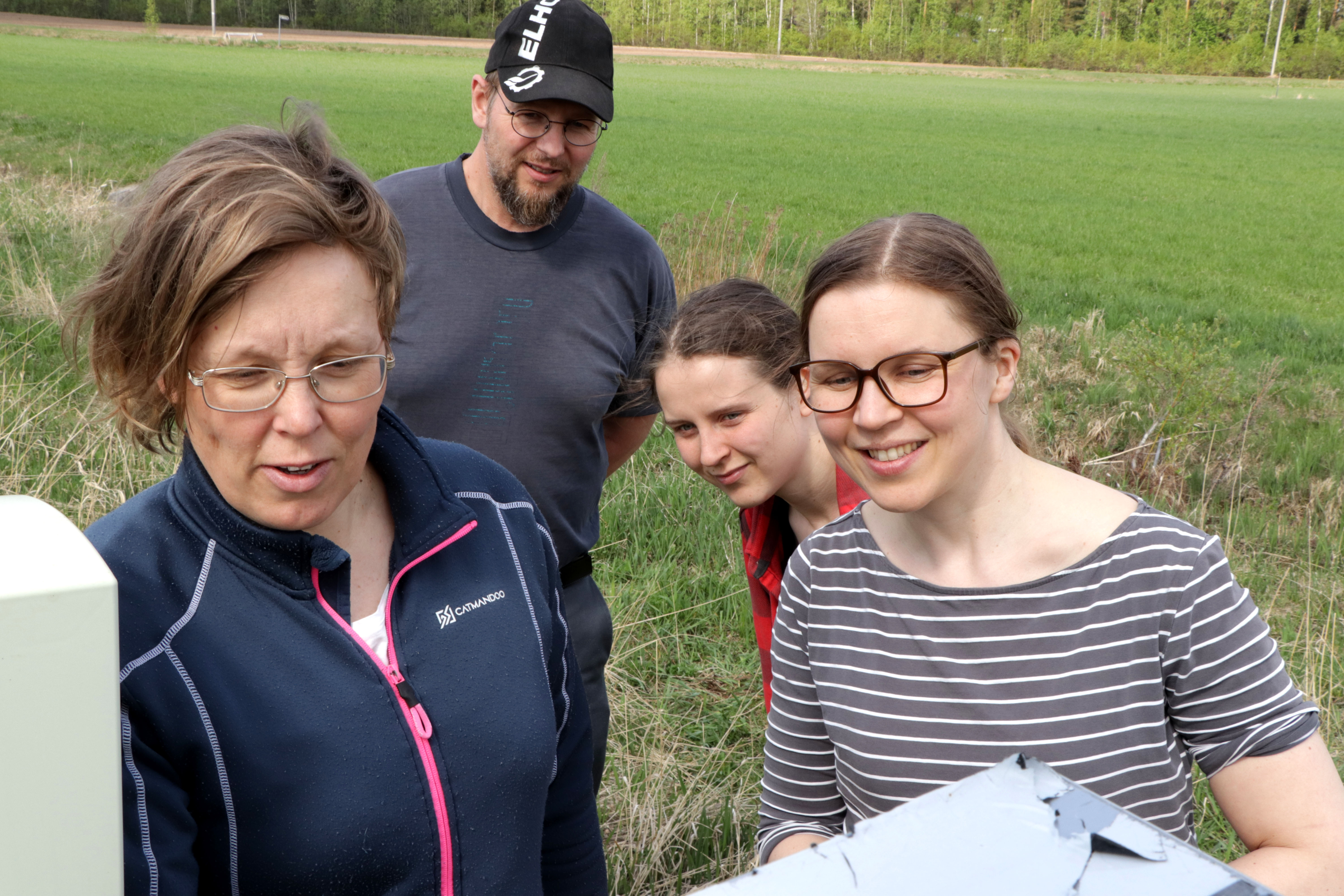 <p>Ilmatieteen laitoksen professori Annalea Lohila, tutkija Henriikka Vekuri ja projektikoordinaattori Liisa Kulmala kurkistelevat säteilymittarin uumeniin. Taustalla Luken tutkija Timo Lötjönen.</p>