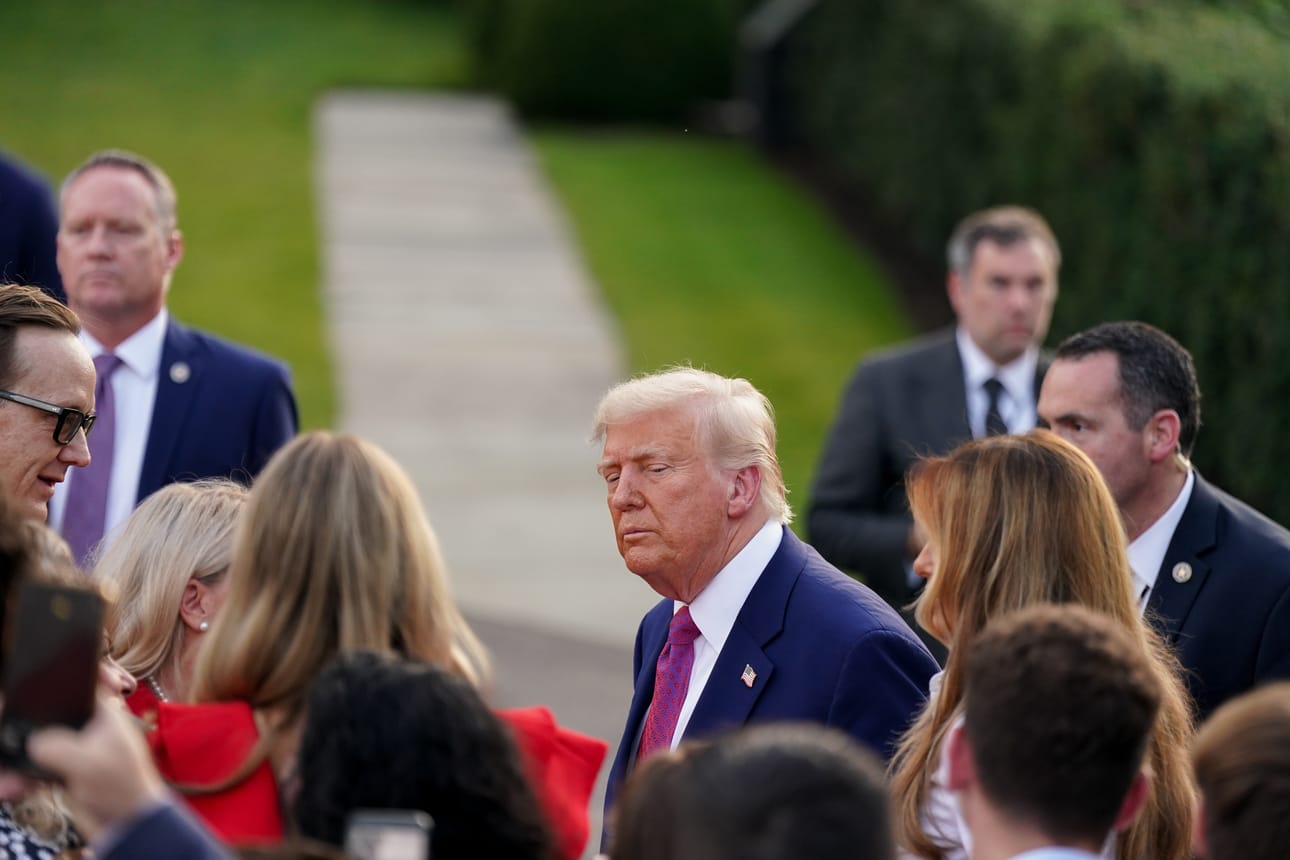 Presidentti Donald Trump ja puoliso Melania olivat Valkoisen talon ruohikolla tapaamassa kongressipiknikin osallistujia, kun Israel käynnisti iskunsa Iraniin. Kuva: ALEXANDER DRAGO / POOL