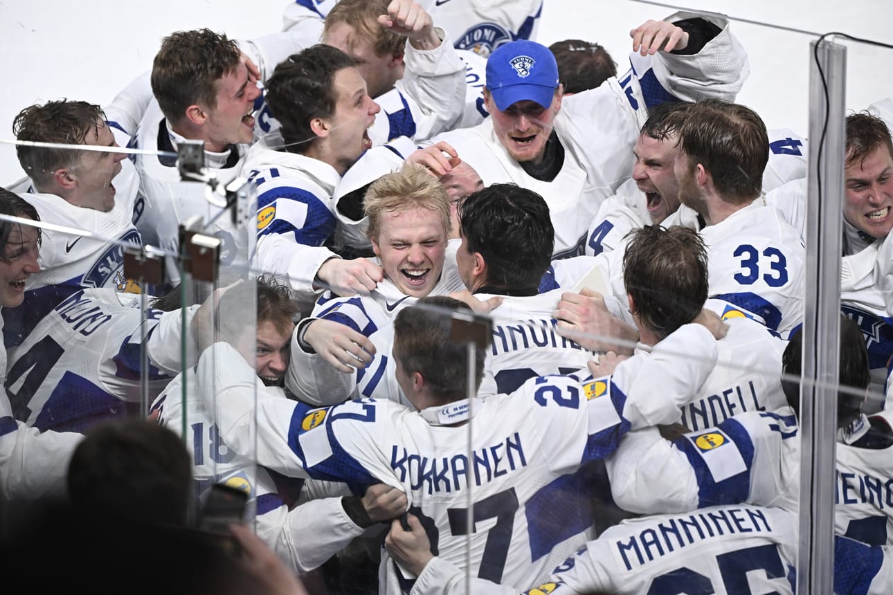 Siellä se ratkaisija on, kaikkien keskellä. Konsta Helenius oli Leijonien juhlittu sankari.