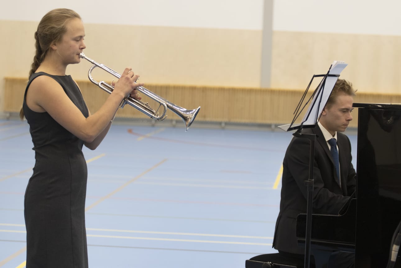 Linnea Ervastin ja Henry Yrjänän yhteisesiintyminen oli upeaa kuultavaa. Trumpet Tune kaikui komeasti juhlatilassa.