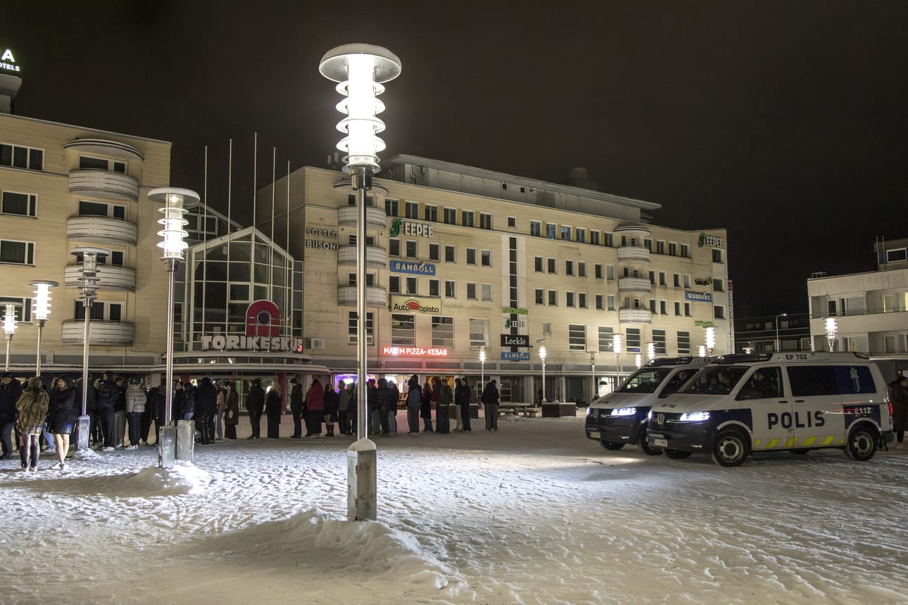 Poliisipartiot vahtivat yökerho Karman jonoa ystävänpäivän yönä noin puoli yhdeltä aamuyöllä.