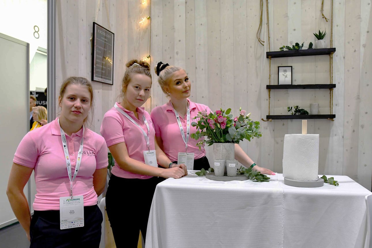 Oululaiset Venla Vaarala (vas.), Noora Anetjärvi ja Pinja Halonen edustivat Suomea yrittäjyyskilpailussa Ranskassa.