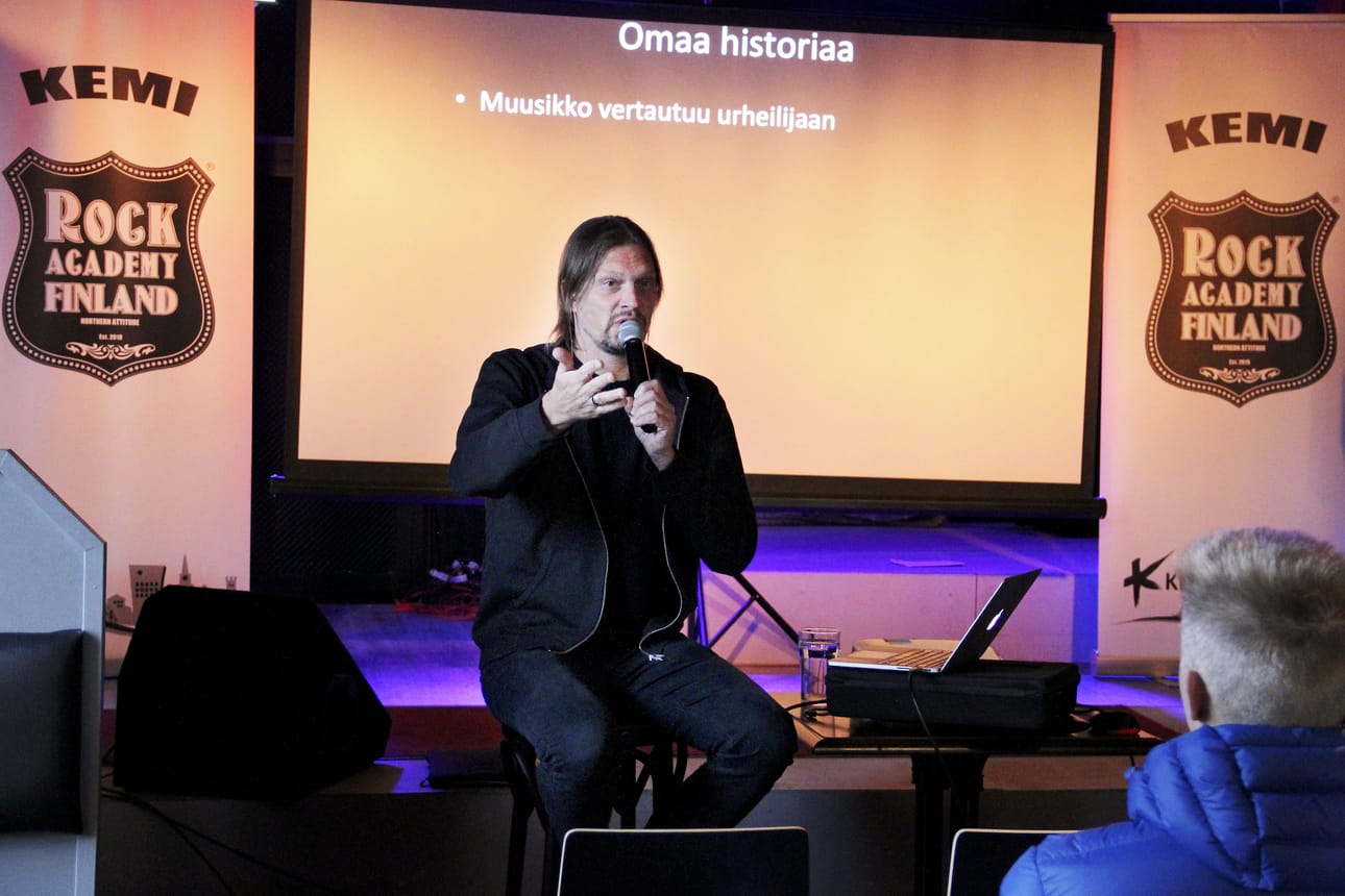 Muusikko Mikko von Hertzen piti klinikkaa Kemissä. Hän kertoi muusikon ammattiin liittyvistä asioista ja omasta polustaan muusikoksi.