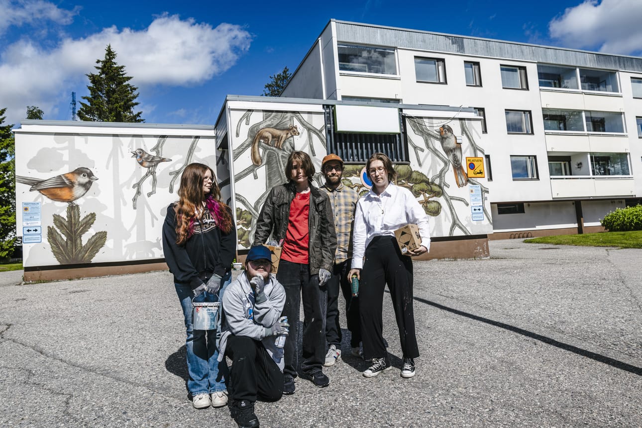 Ellen Alasuutari, Onni Saarinen Ukko Huhtamella ja Netta Sintonen ovat työskennelleet taiteilija Jukka Hakasen opastuksessa.
