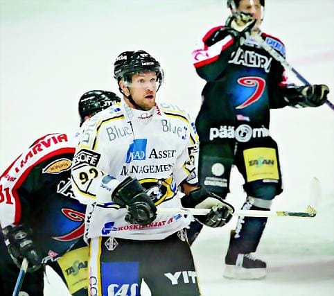 Paluu menneisyyteen. Ruotsalaistähti Michael Nylander palasi entiseen kotihalliinsa Jyväskylään kymmenen vuoden tauon jälkeen - tällä kertaa Kärppien univormussa.. Hän saalisti ottelussa yhden syöttöpisteen.