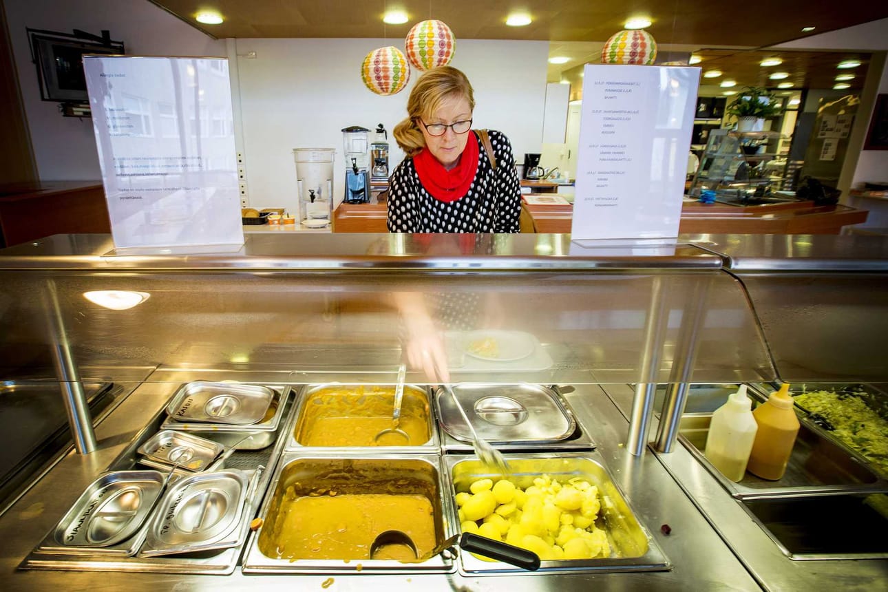 Raahen kaupungin ateriapalveluiden valmistama ruoka maistuu myös palvelupäällikkö Riitta Pekkalalle.