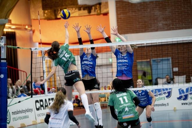 JymyVolleyn Henni Rinta-Keturi ja Kaisa Nyman torjumassa Pölkyn Lucia Babicin iskua. KUVA: JAAKKO ELENIUS