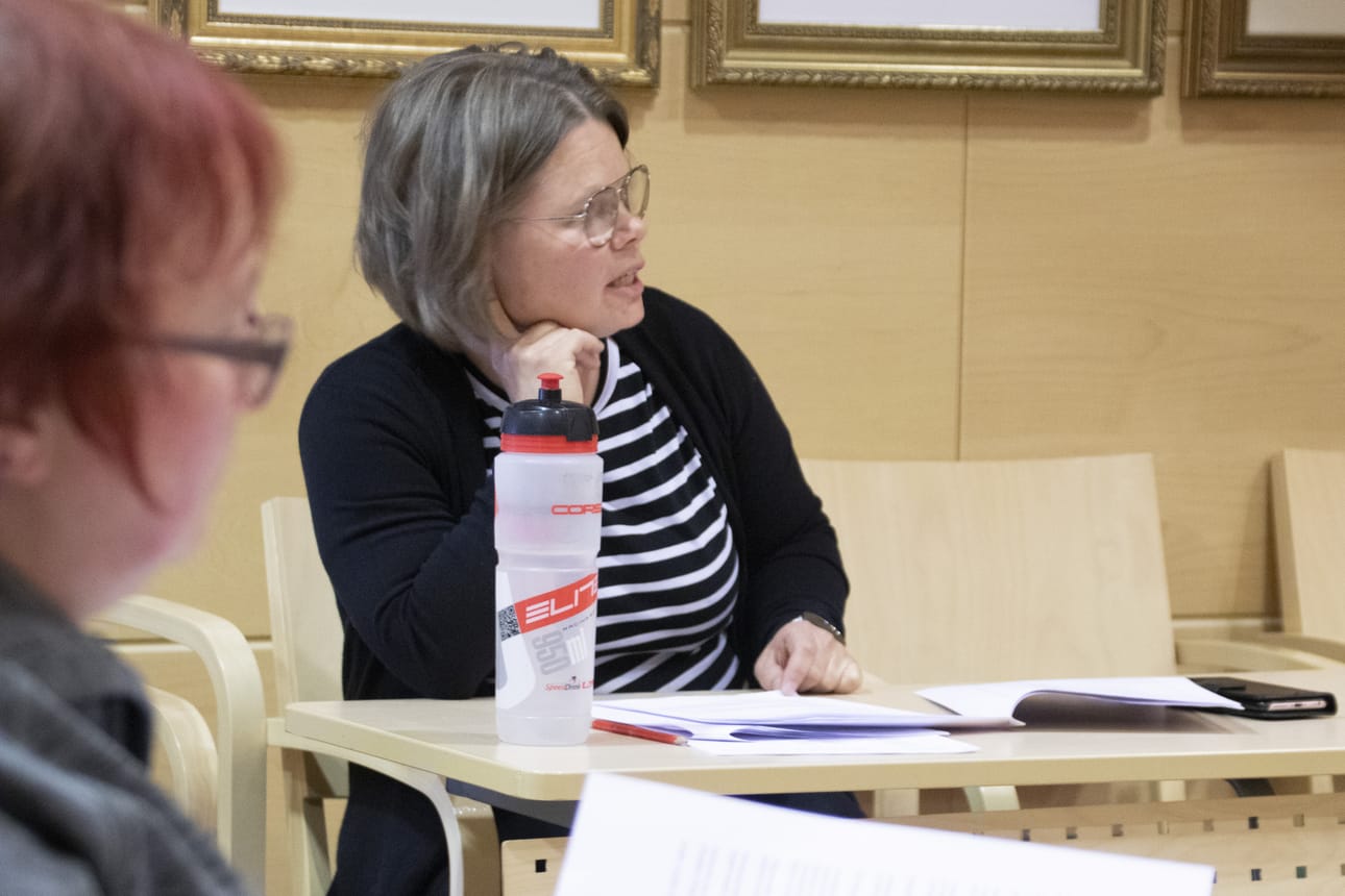 Tarkastuslautakunnan puheenjohtajan tehtävään kesken vuoden 2019 valittu Liisa Tahkola nosti tarkastuskertomuksesta esiin muun muassa kaksi epäkohtaa, joihin kunnan luottamushenkilöiden pitäisi jatkossa kiinnittää erityistä huomiota.