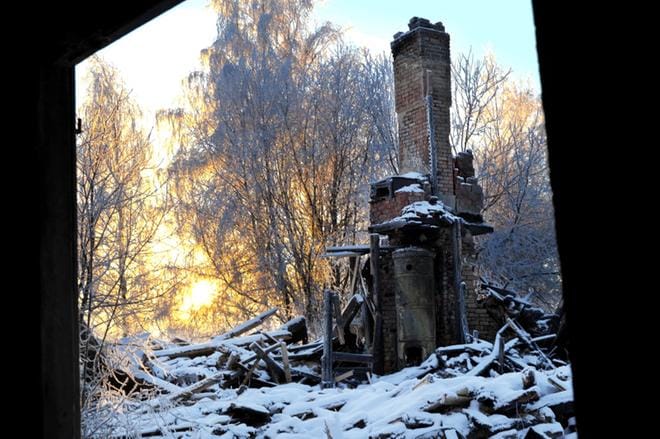 Näkyvällä paikalla Pohjassa seissyt talovanhus on raunioina. Palo on sytytetty todennäköisesti tahallaan. KUVAT: JARI E. HAKALA