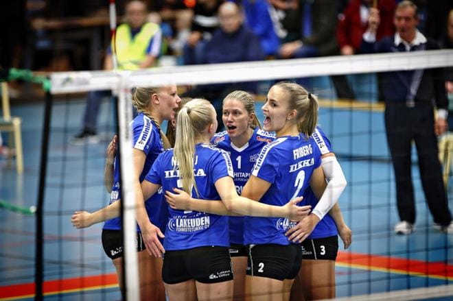 Jymyn Julie Mikaelsen (vas.), Julia Niemi, Tanja Eteläaho ja Karoliina Friberg loivat toisiinsa taistelutahtoa. Kuva: Tomi Kosonen