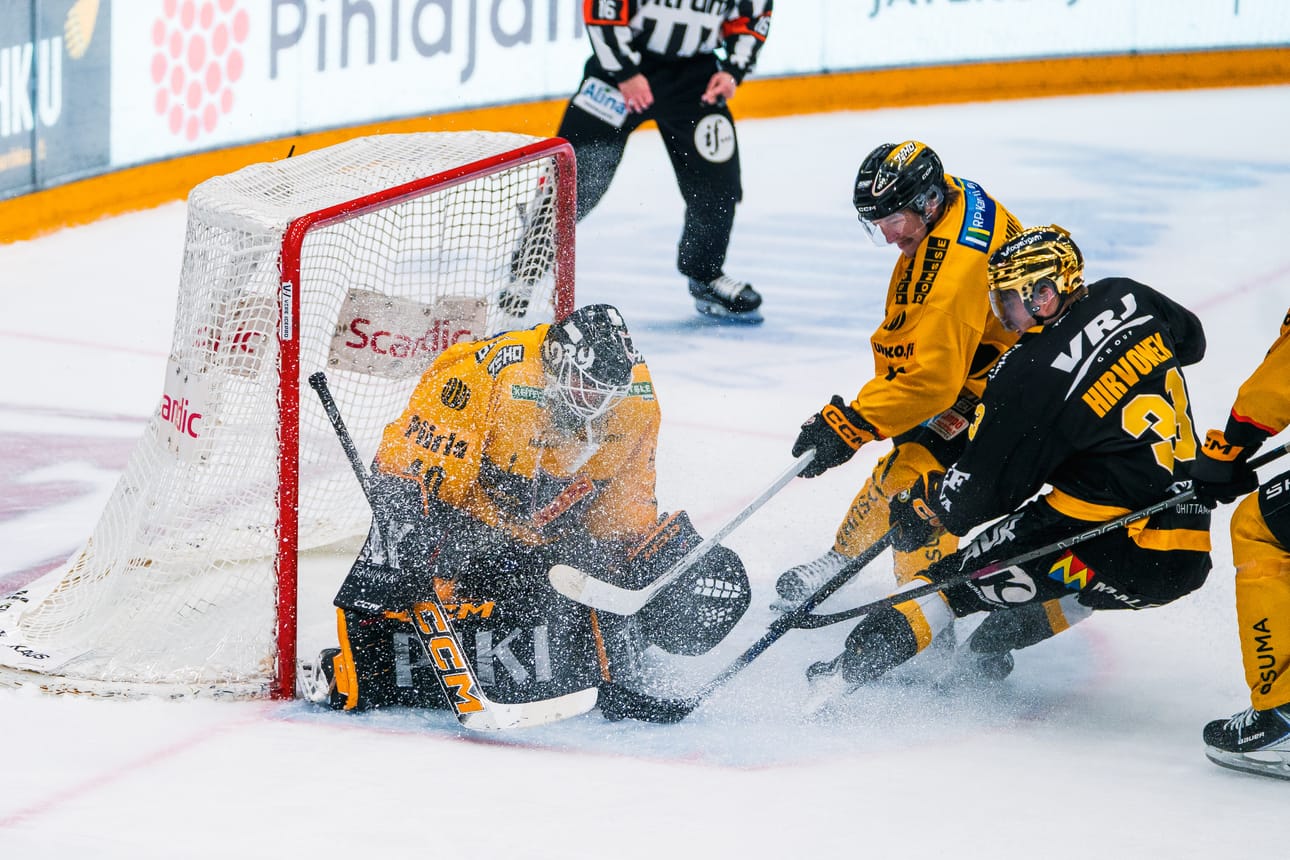 Roni Hirvonen yrittää survoa kiekkoa sisään KalPa-vahti Stefanos Lekkasin patjojen välistä.