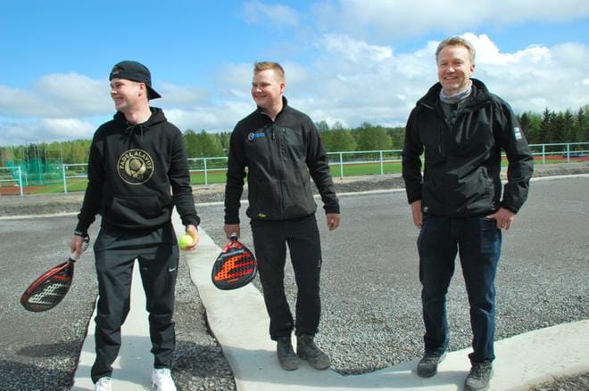Lauri ja Iiro Kaitola ovat nuoret miehet padelkenttien takana. Janne Onnela puolestaan on tehnyt töitä pumptrack-radan saamiseen Tuuriin. KUVA: MINNA HIIRONEN