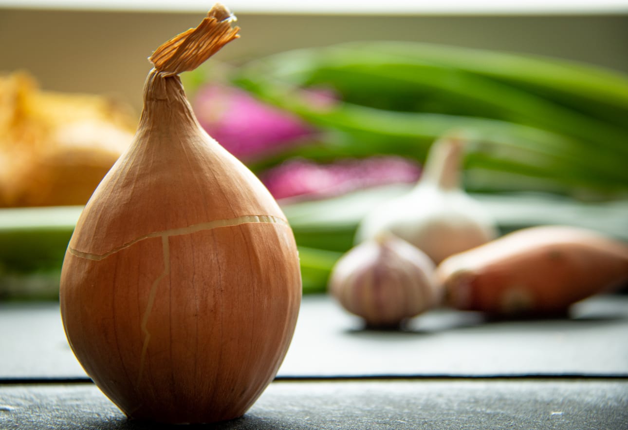 Sipulia on viljelty tuhansia vuosia, ja se kuuluukin monen keittiön perusraaka-aineisiin.