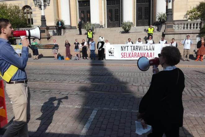Ihmisketju huusi kannustusta neuvotteluissa olevien puolueiden puheenjohtajille ja vaati nopeita ilmastotekoja. KUVA: Ossi Rajala