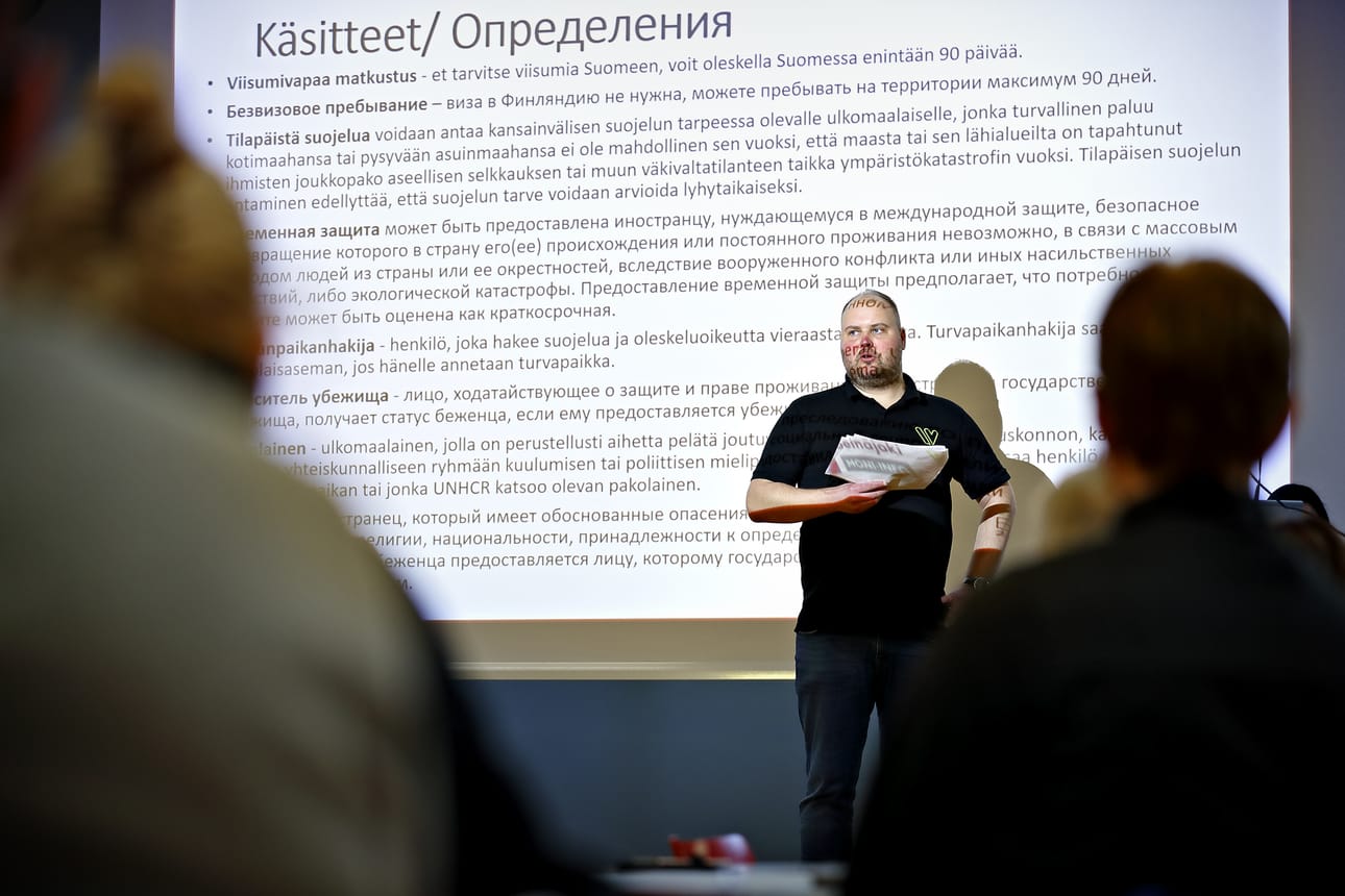 Maahanmuuttokoordinaattori Tuomas Männistö Ukrainan tilanteen infotilaisuudessa keskiviikkona.