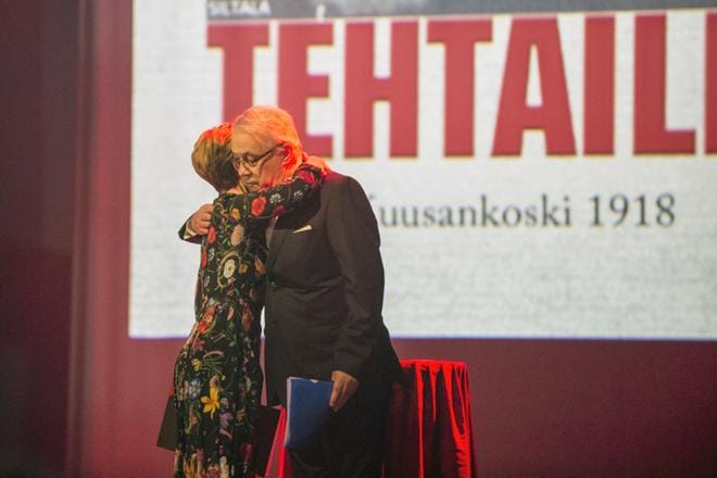Tietokirjallisuuden Finlandia-palkinnon jakanut elokuvaohjaaja Virpi Suutari onnitteli Seppo Aaltoa Kansallisteatterissa järjestetyssä palkintojuhlassa. Kuva: Kimmo Penttinen