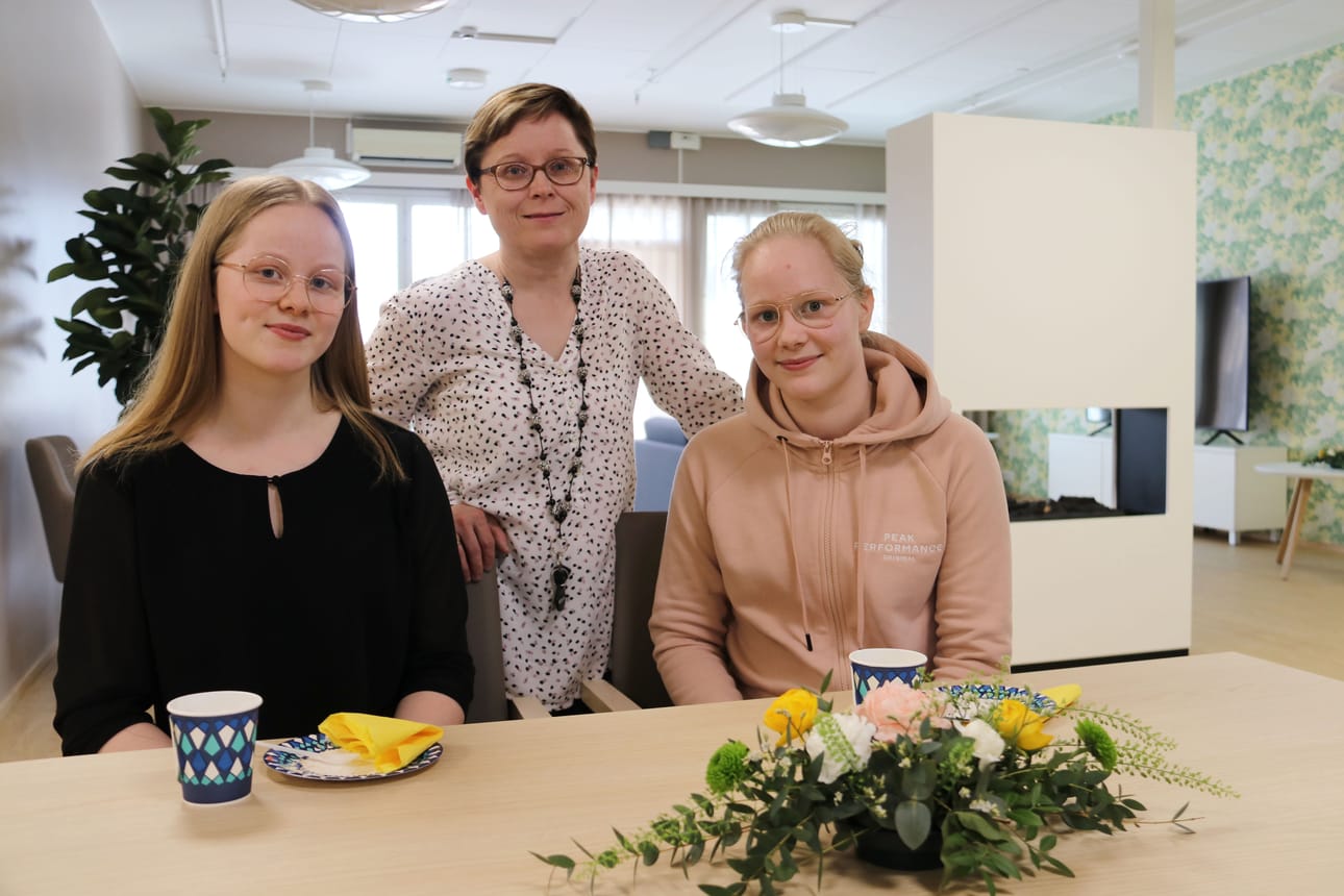 Mirja Karvonen kehuu tulevia työntekijöitä ihaniksi ihmisiksi. Hoivakodissa aloittavilla lähihoitajilla Amalia ja Venla Kreivillä on jo aiempaa kokemusta vanhusten parissa työskentelystä.