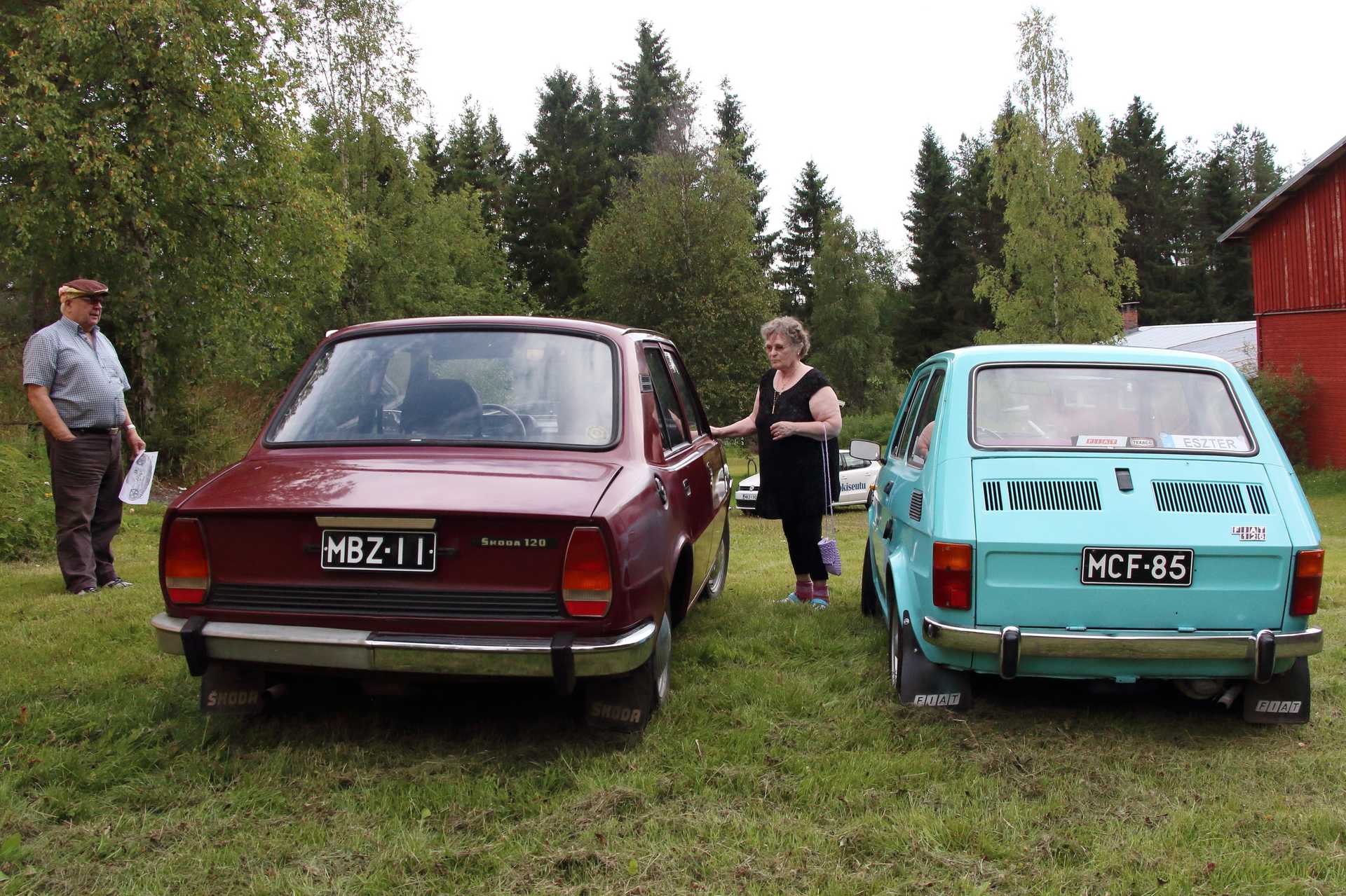 Fiatin takana hyrisee 2-sylinterinen, nelitahtinen ja ilmajäähdytteinen moottori, josta heppoja löytyy 23. Skoda kätkee konepellin alle 49 heppaa.