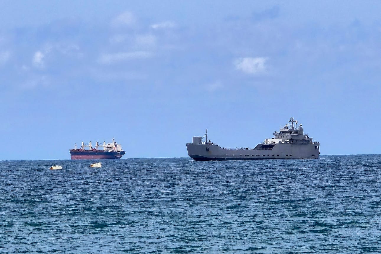 Israelin merivoimien alus lähestyi Global Sumud Flotilla -avustusalusta 40 kilometrin päässä Tel Avivista keskiviikkona. Israelin ulkoministeriö tiedotti, että kaikki avustuslaivueen kyydissä olleet aktivistit karkoitettiin maasta.