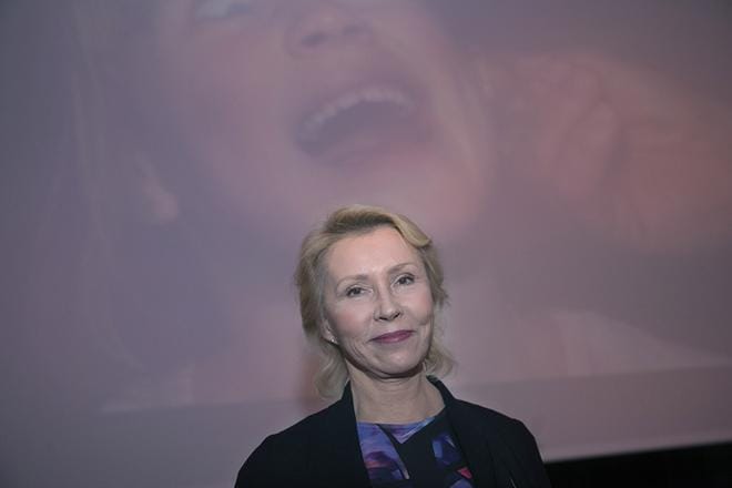 Lastenpsykiatri Raisa Cacciatoren mukaan uusi opas selkiyttää opettajien toimintaa ja antaa kouluille käytännön työvälineet seksuaalisen häirinnän kitkemiseen. Kuva: Tomi Vuokola