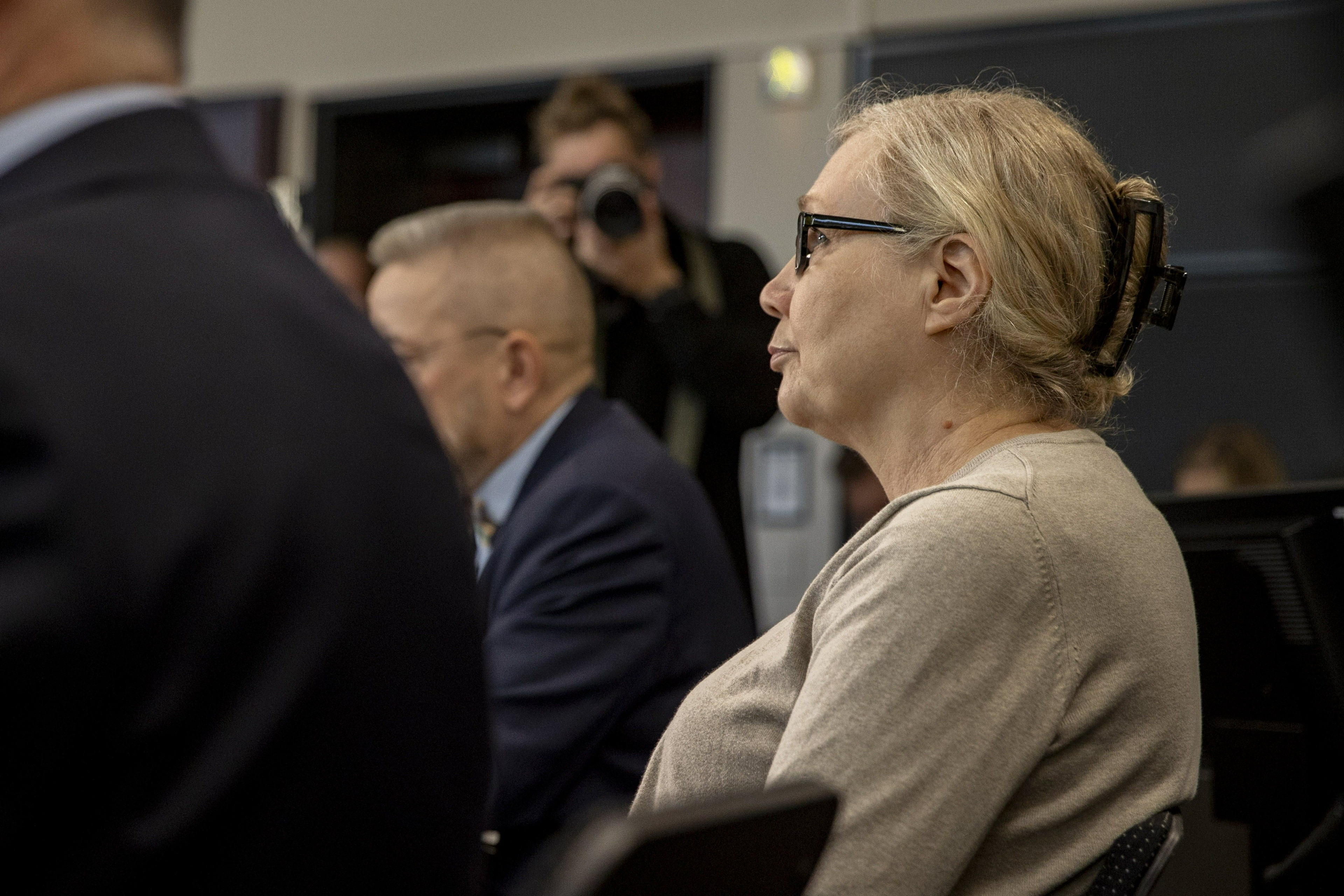 Auerin nuorin tytär kertoi oikeudessa seksuaalirikostarinoiden synnystä: Sijaisvanhemmat tenttasivat niin kauan, että myönsi jotain tapahtuneen