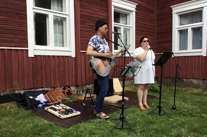 Kotiseutujuhlan musiikkiesityksistä vastasivat Fagerkullan isäntä Marko Isolehto ja Ahon tilan emäntä Hannamari Aho. He saivat yleisöltä suuret kannustukset. KUVA: ANNIKKI OJALA