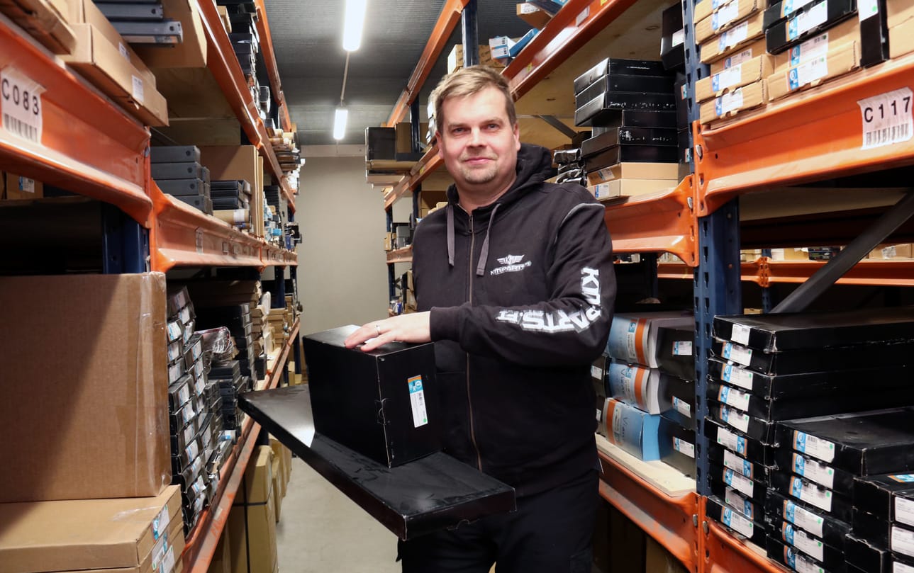 Kari Manninen kerää varastosta asiakkaan tilaamia tavaroita. Hän sanoo, että oikealle hyllylle on helppo suunnistaa. – Eihän täällä ole kuin 5000 nimekettä.