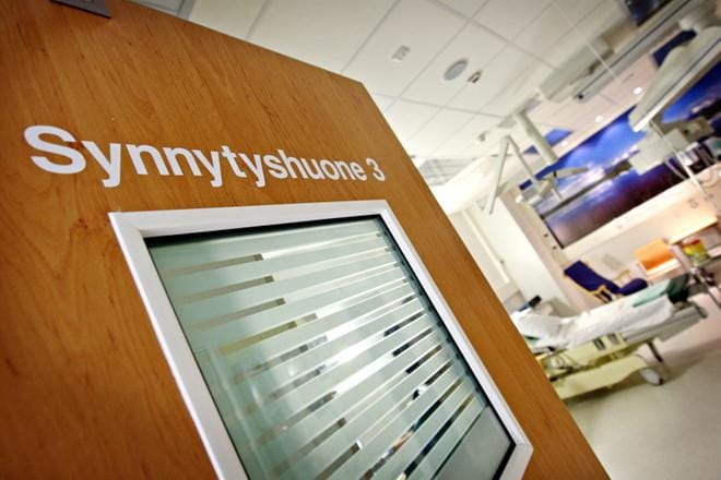 Isät ja tukihenkilöt pääsevät tietyin ehdoin synnytyssaliin, mutta vuodeosastolle heilläkään ei ole asiaa koronavirusepidemian aikana. Arkistokuva: Jenni Latva