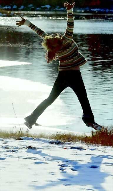 Älä harmittele säätä. Nauti luonnosta ja käytä kaikkia aisteja, opettaa Leila Simonen elämyksellisillä luennoillaan, joilla korostuu positiivinen asennoituminen.