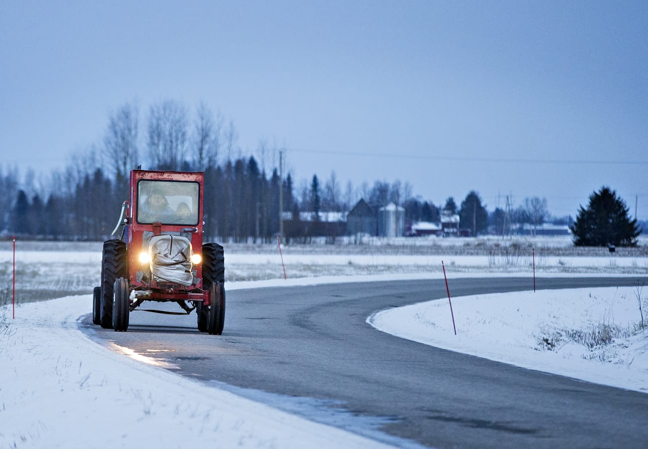Maanviljelijät järjestävät traktorimarsseja protestoidakseen maatalouden ahdinkoa. Arkistokuva.