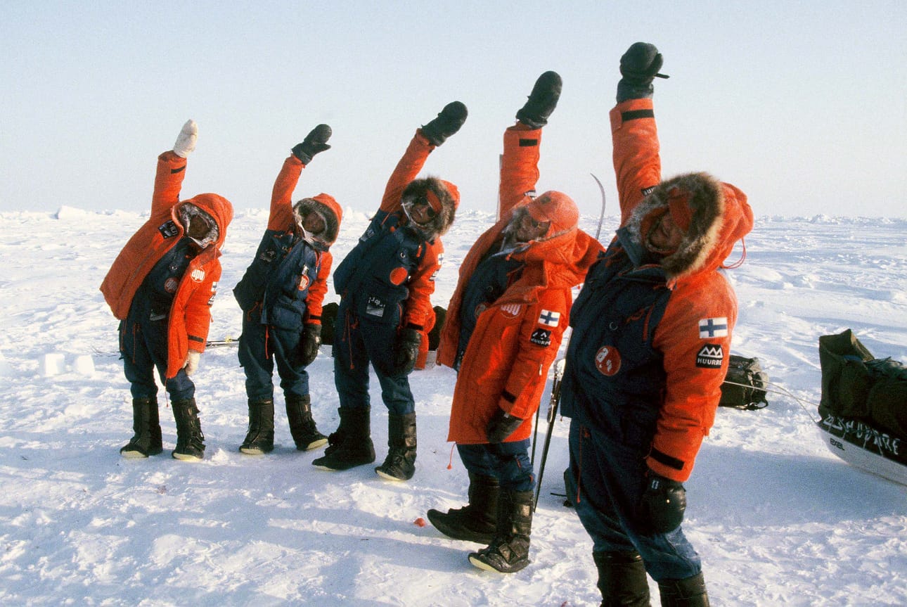 Jumppahetki napajäätiköllä vetreyttää, vaikka paksu vaatetus vähän vastustaa liikettä. Voimistelemassa Risto Uosukainen (vas.), Matti Tervaskanto, Jussi Kauma, Heikki Järvinen ja Olli-Pekka Nordlund.