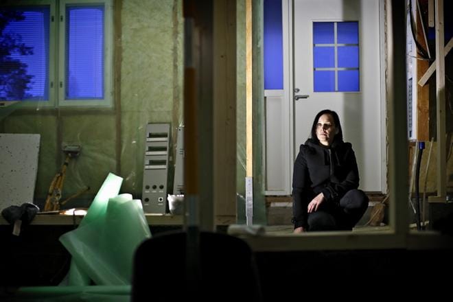 Anniina Rinta-Nikkola kunnostaa miehensä kanssa homeen runtelemaa kotiaan. Nyt uusitaan eristeitä ja väliseinärunkoja. Seuraavaksi on vuorossa alapohja. – Kovin rutistus on takana, pariskunta toteaa. KUVA: TOMI KOSONEN