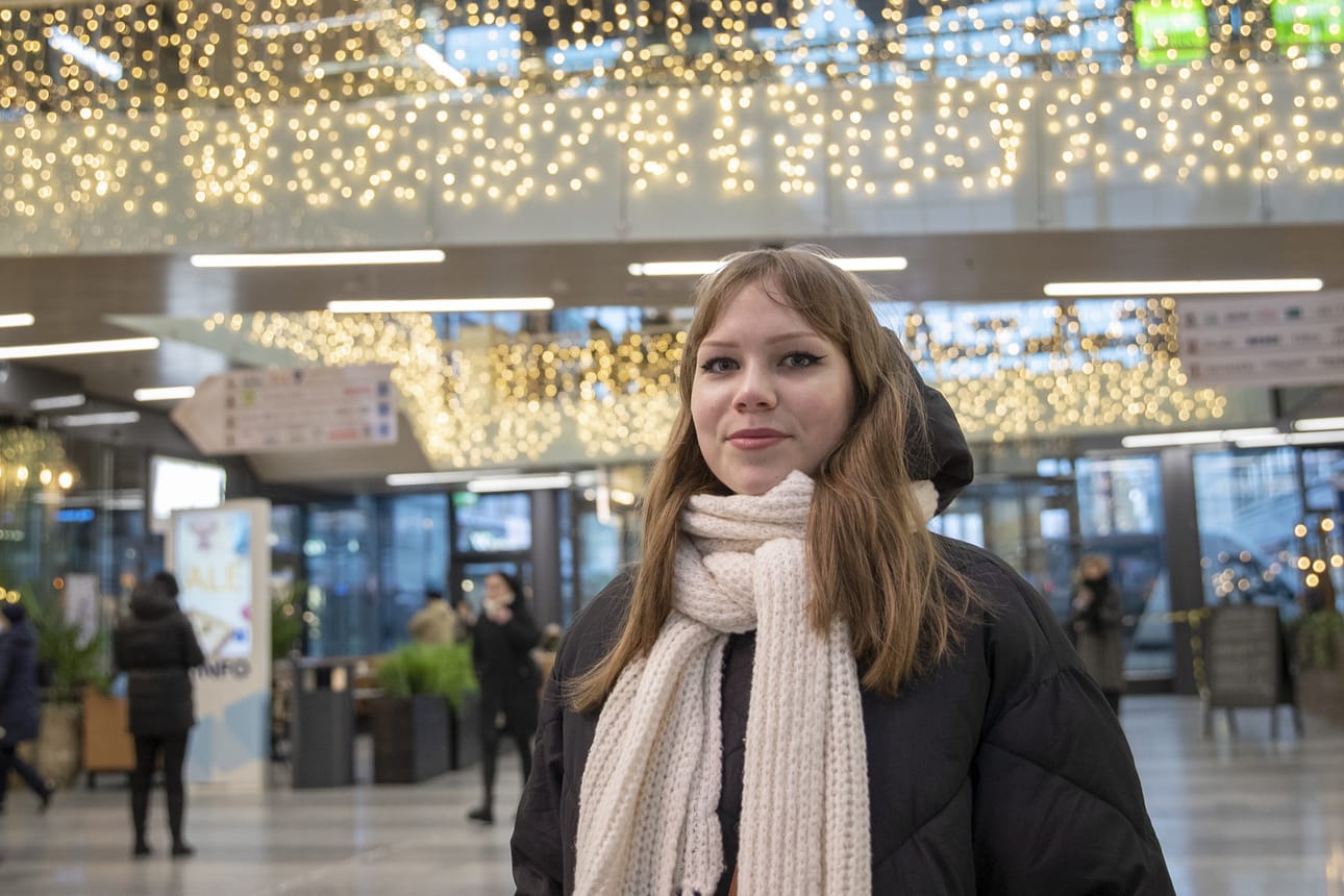 "Kyllä aion äänestää ja aion äänestää ennakkoon. Se on helpompaa, ei ole ruuhkaa, voi valita minne menee äänestämään ja se tulee tehtyä helposti arjen mukana. Puolue on tiedossa, ehdokasta en tiedä vielä", sanoo oululainen Jemina Parkkonen.