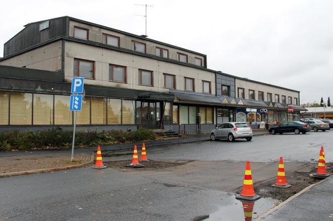 Lauttamuksentien ja Kauppatien risteyksen tuntumassa poistettiin tänään asfalttia. KUVA: MIA KÄRKKÄINEN