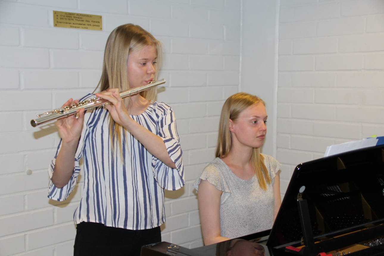Illan musisoijina toimivat Annariitta sekä Eevamari Jaakola.