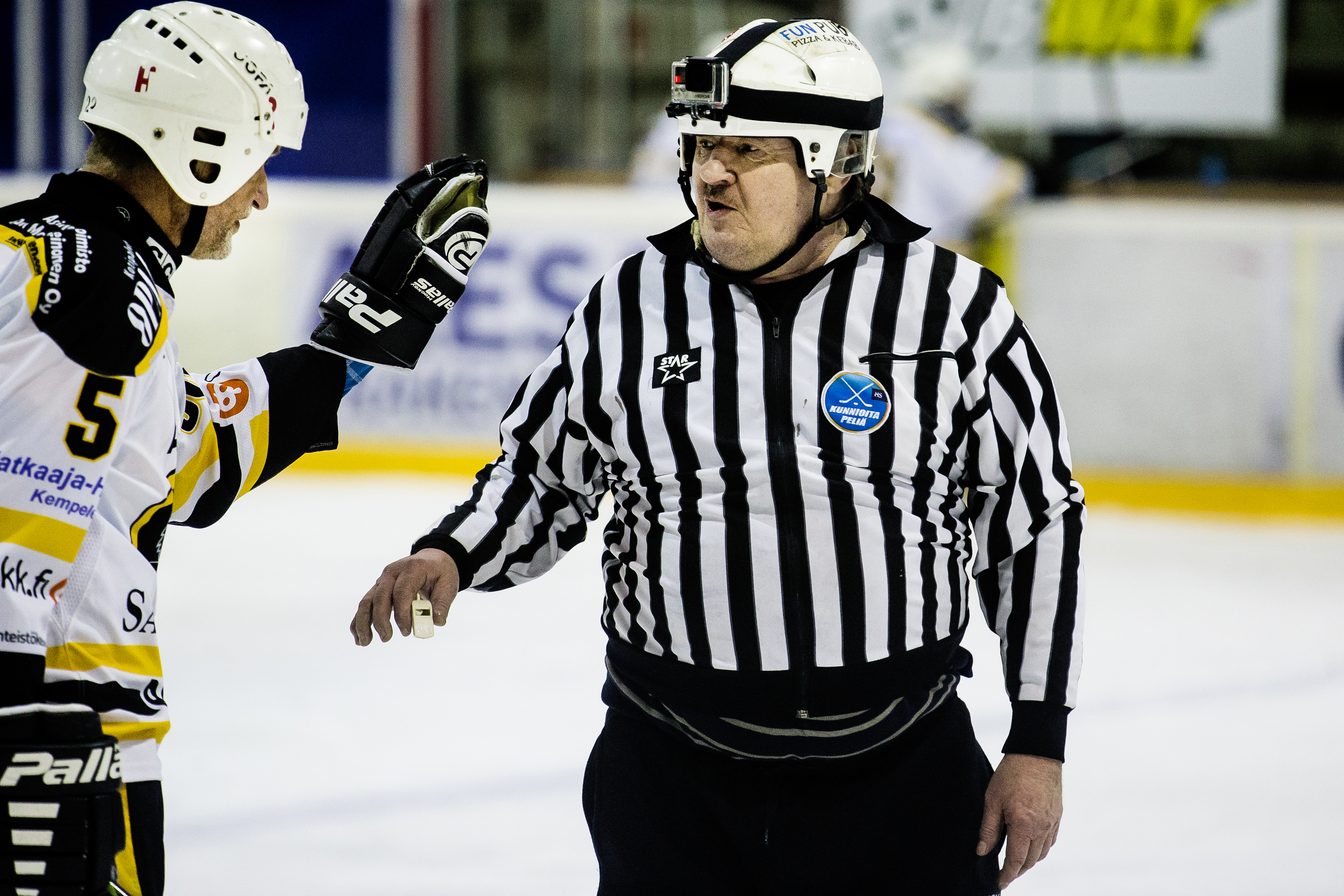 Jorma Torkkeli ja tuomari Veli Lindelä ehtivät rupattelemaan ottelun tuoksinassa.