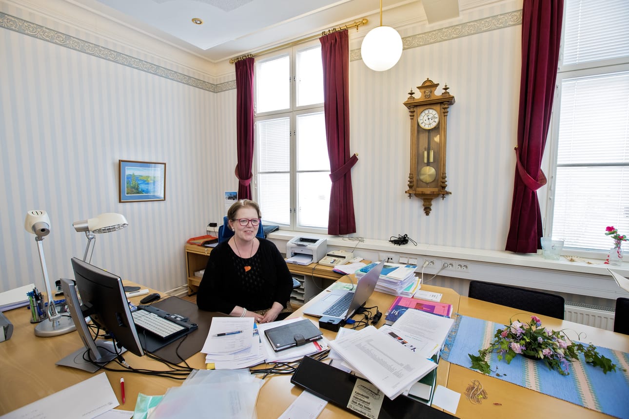 Raahen kaupunginlakimies Leena Mikkola-Riekkinen astuu uusiin isoihin tehtäviin ja alkaa valmistella sopimuksia maakuntaa varten.
